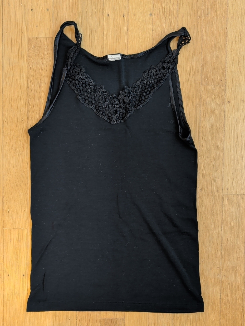 Hanro Black Lace-Trim Camisole